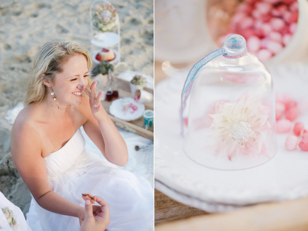 Photo giggling bride at the beach picnic